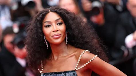 Naomi Campbell komplett hüllenlos: Sie posiert nackt